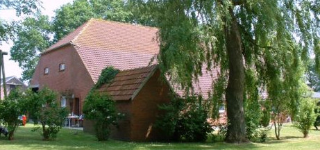 Der Ferienhof mit Trauerweide